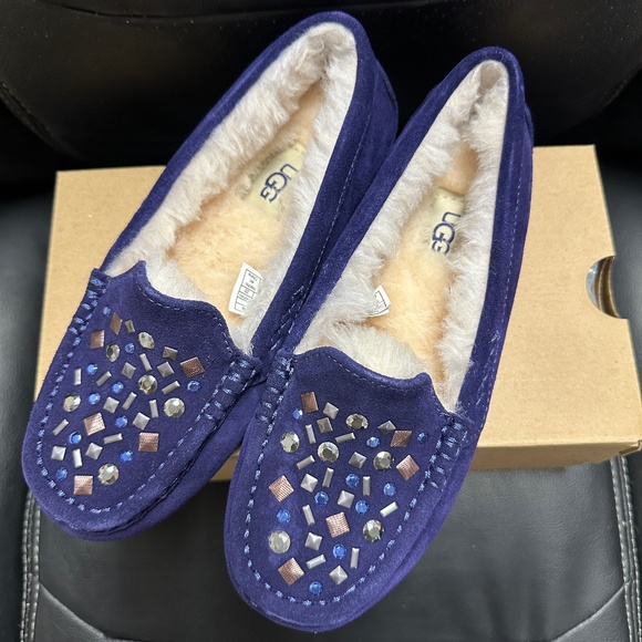 NIB! UGG Ansley Stud II Women's Slippers Size 5 Purple Suede Sheepskin Slip On - Picture 2 of 12